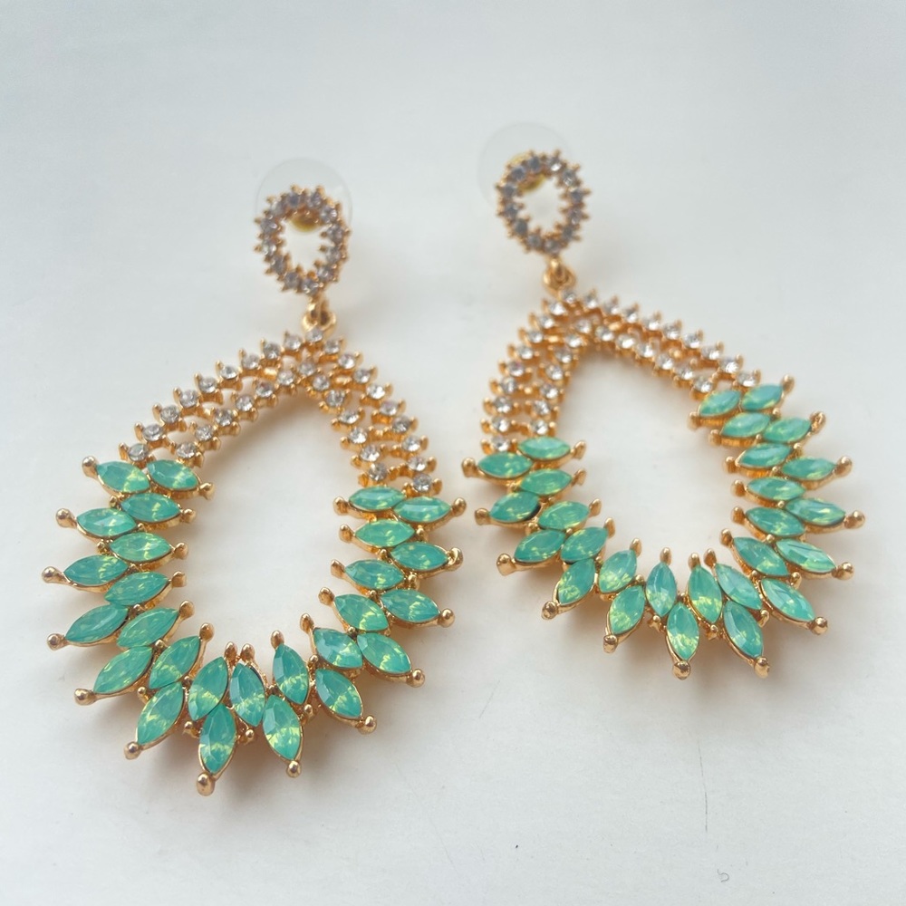 ⭐️ HOST PICK ⭐️ Fancy emerald teardrop earrings - Picture 4 of 6